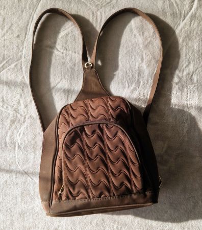 Kleiner brauner Textil-Rucksack mit Steppung, neuwertig