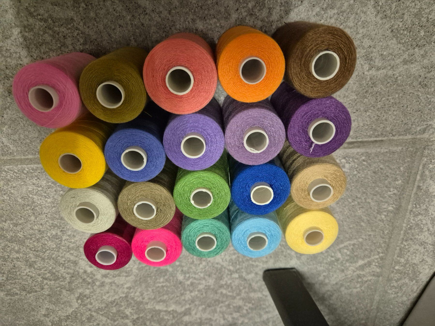 Cordicelle & Fili: Nähgarn-Set, 20 Rollen, verschiedene Farben, – Nuovo (secondo la descrizione) da Läufelfingen venduto da Netti04