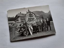 SCHWIIZER JUGEND DAZUMAL -JUNGI MANNE GANZ COOL vor OLDTIMER