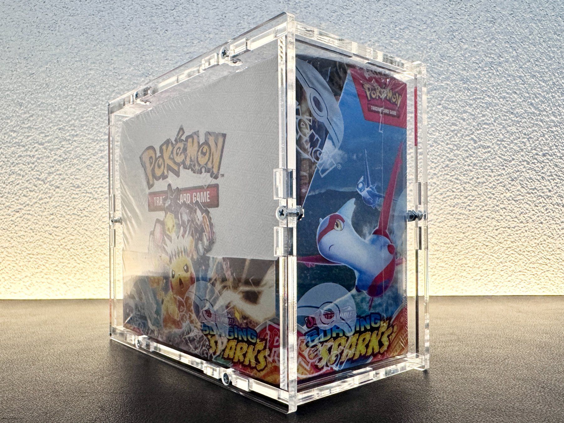 Pokémon Carte collezionabili: Pokémon Surging Sparks Display EN OVP + Acrylbox – Nuovo e nell'imballaggio originale da Schlatt TG venduto da catch_up 1