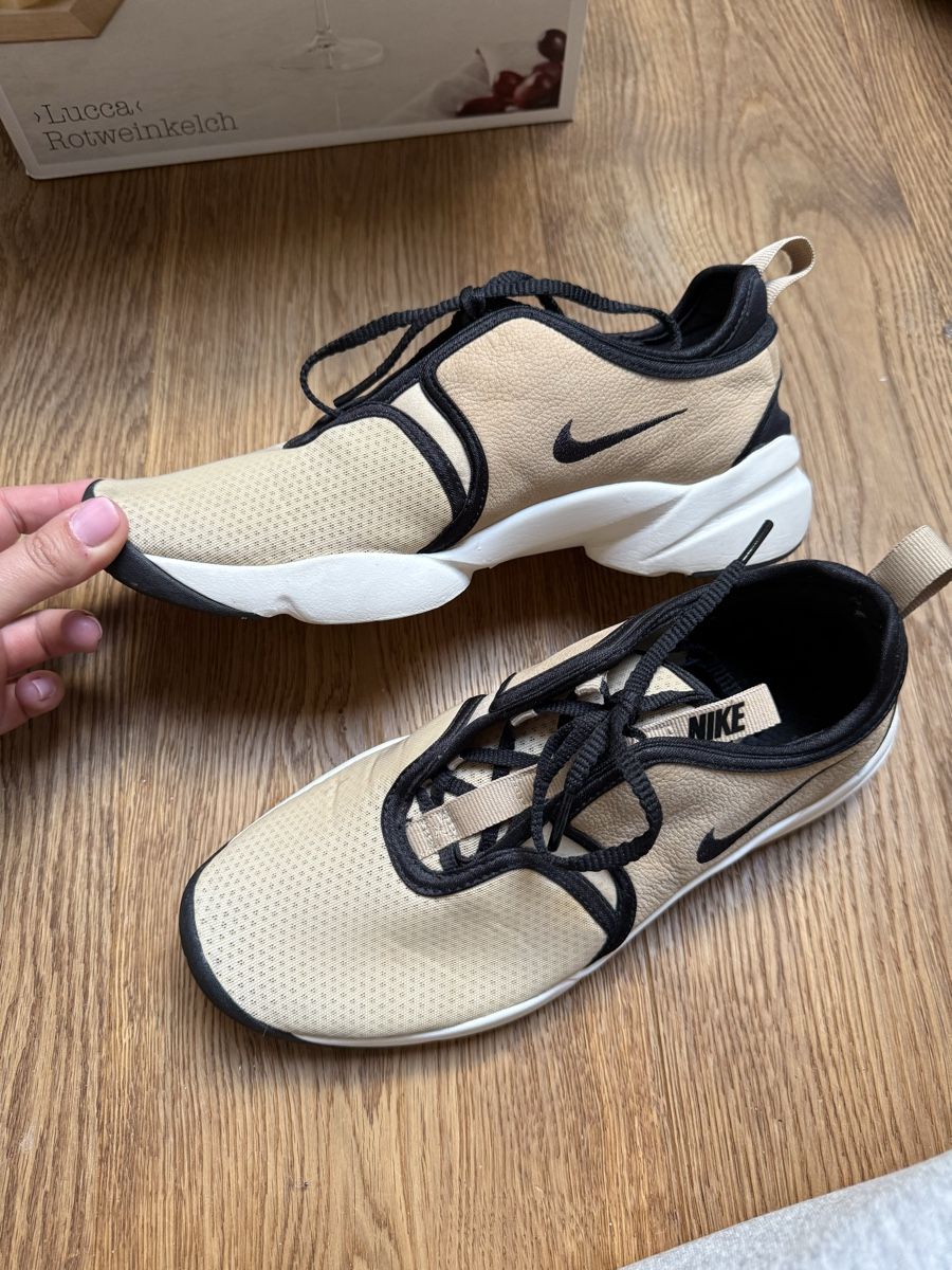 Nike Scarpe da donna: Nike Sneaker Beige Schwarz Gr. 38.5 – Usato da Othmarsingen venduto da tel_wnc5