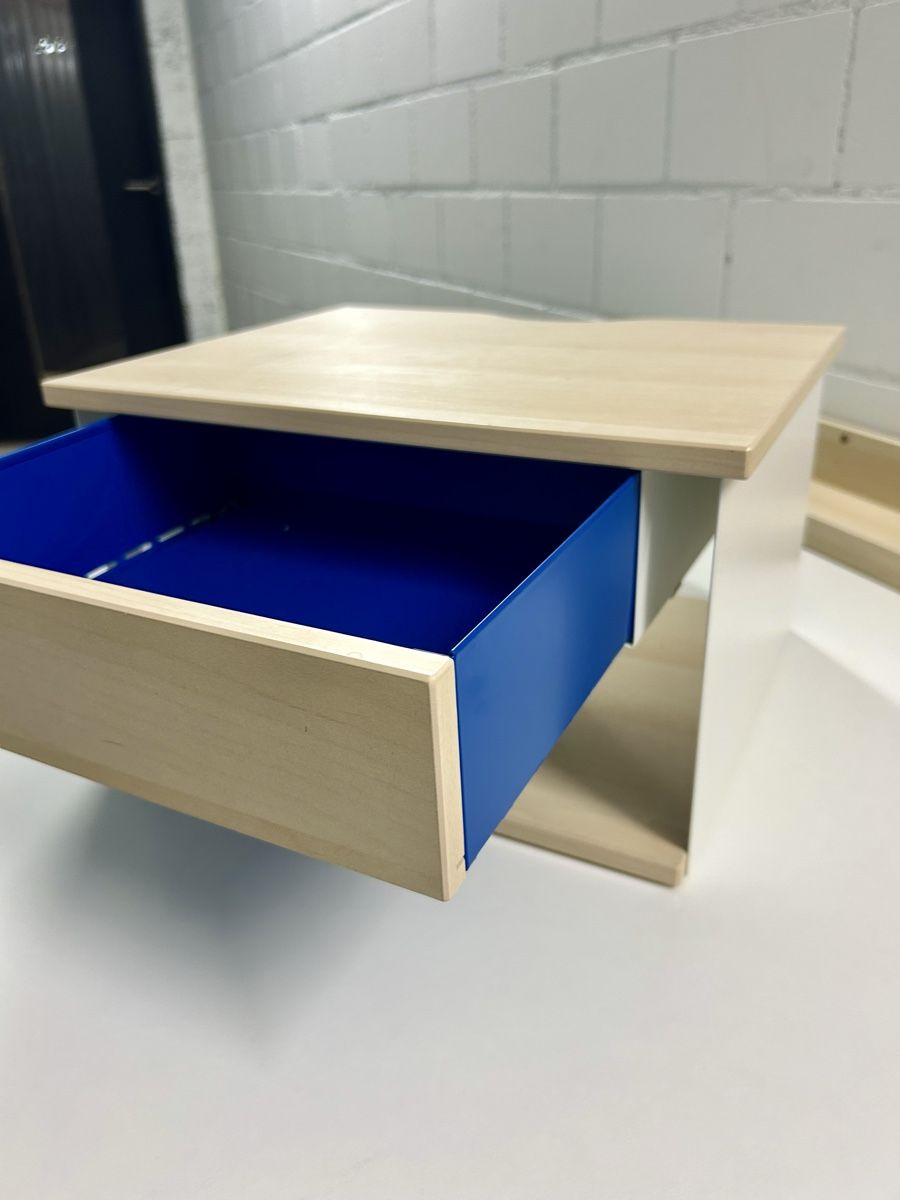Comodini: Modern wooden bedside table with blue drawer – Nuovo (secondo la descrizione) da Zürich venduto da lud_7ztt 3