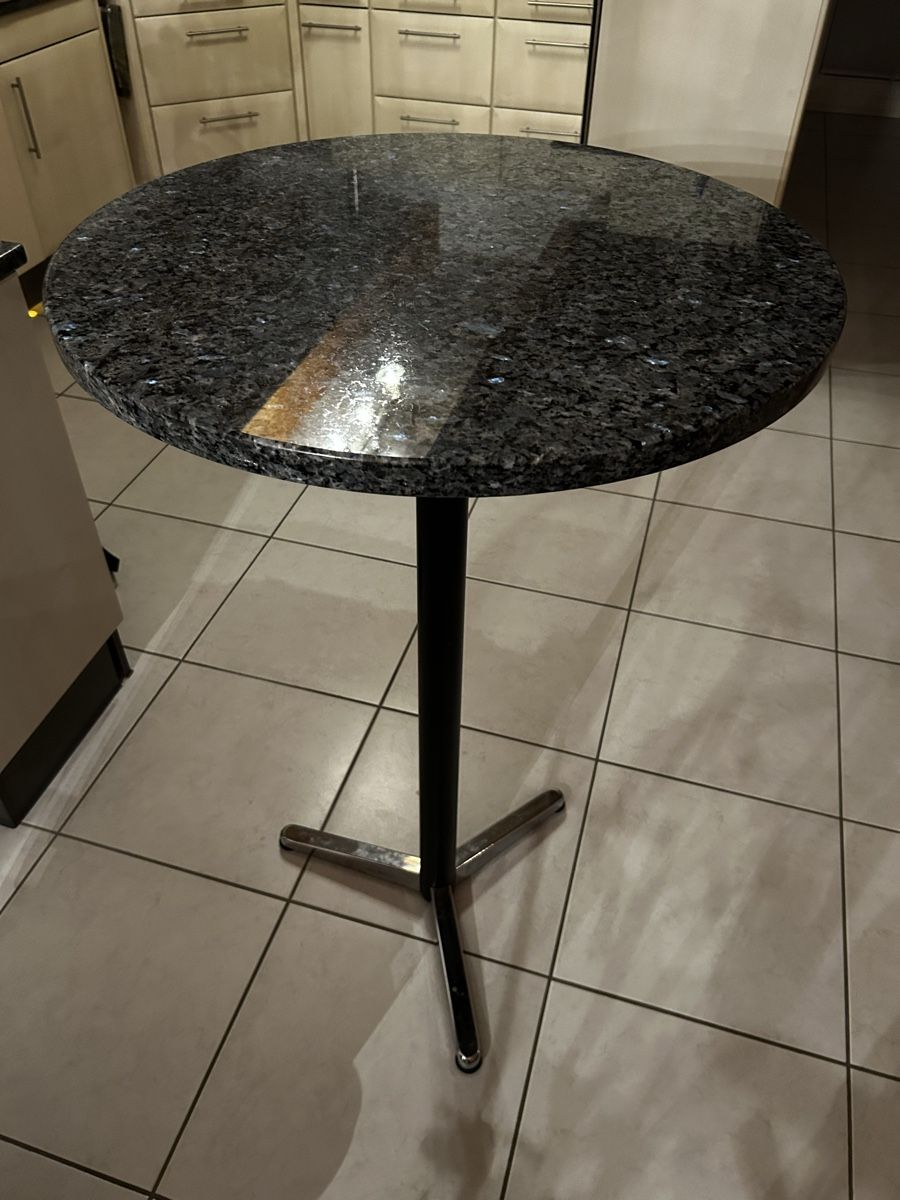 Tische: Steintisch 80cm Durchmesser 110 cm Höhe – Gebraucht aus Messen von alpha36