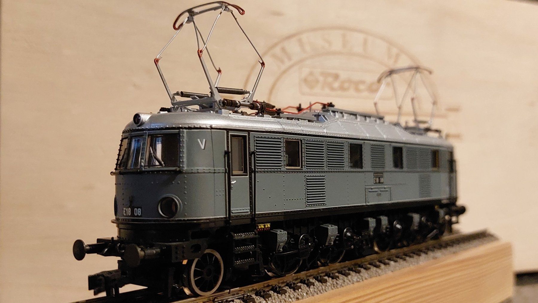 Roco Modellini di ferrovie: Roco 43660 - E-Lok E 18 08 der DR - rare MUSEUMS EDITION! – Nuovo e nell'imballaggio originale da Rotkreuz venduto da MOBAHN-1zu87 3