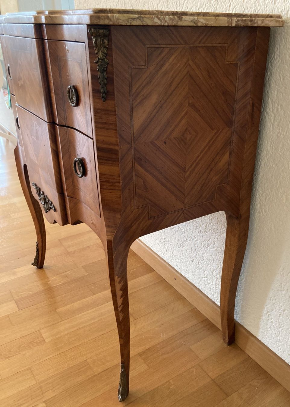 Cassettiere: Kommode Barock-Stil aus Rosenholz mit Marmorplatte – Usato da Pfäffikon SZ venduto da Opus 2