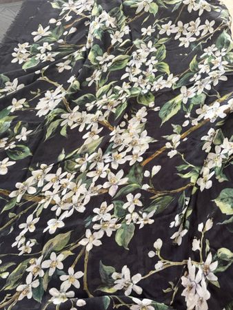 Dolce & Gabbana Tuch schwarz mit Blumenmuster gross