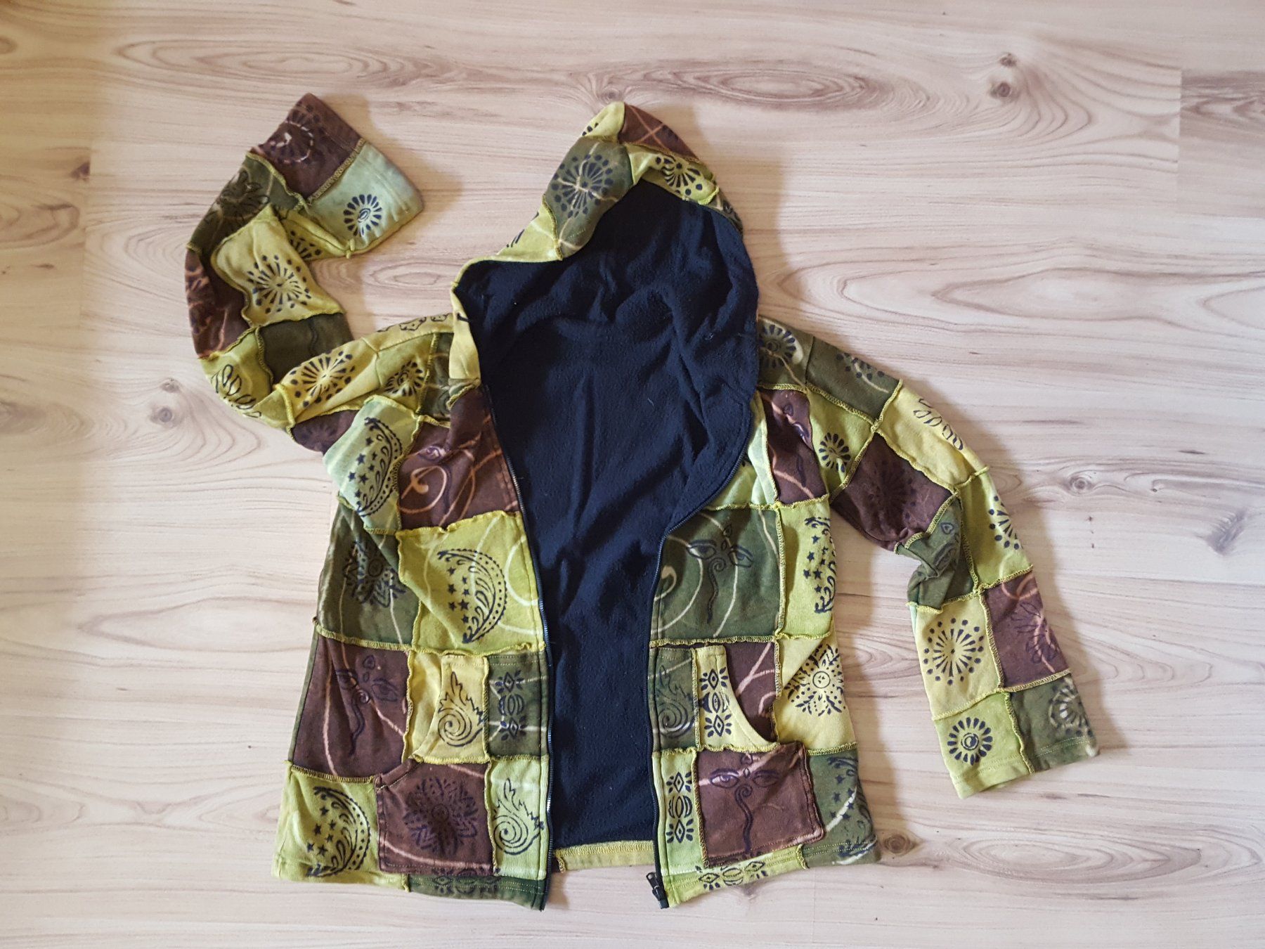 Giacche: Stylische Patchwork Jacke mit Reissverschluss und Kapuze – Usato da Worb venduto da FroLok