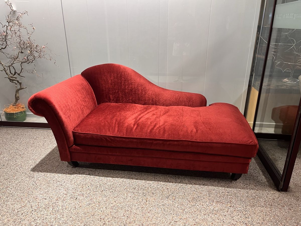 Sofas: Red Velvet Chaise Lounge Used Condition – Gebraucht aus St. Moritz von ver_kn95 1