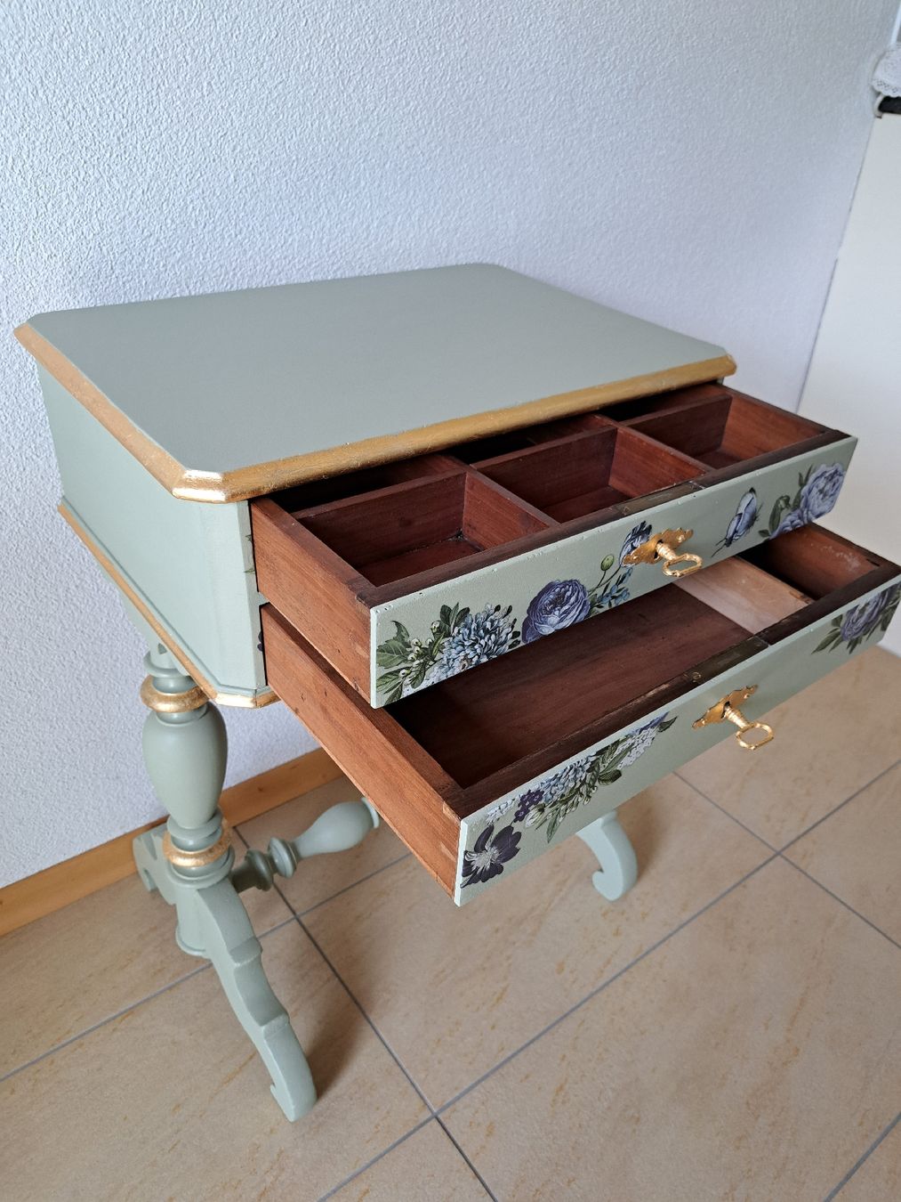 Cassettiere: Restauriertes, antikes Beistelltischchen, Nähtischchen – Usato da Urswil venduto da Deko-Meise 5