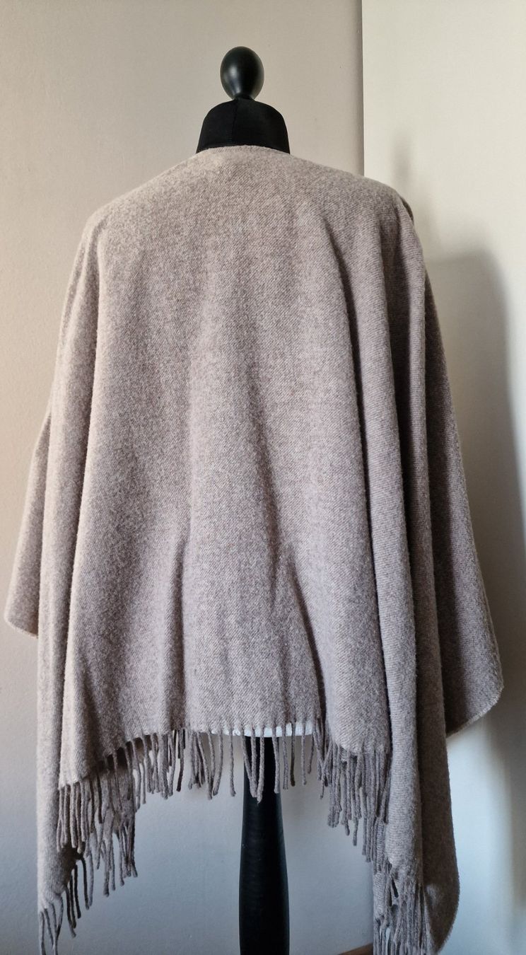 Altro in Moda donna: Damen Poncho beige mit Fransen – Usato da Münchenstein venduto da strolch001 2