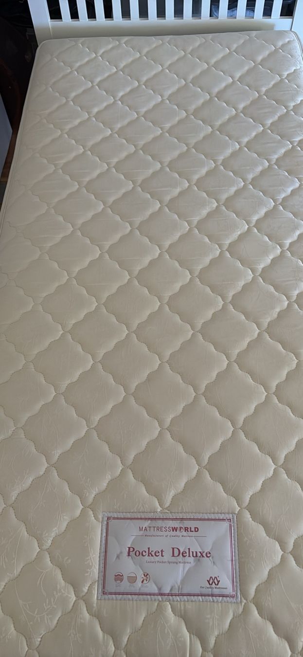 Letti: White Wooden Guest Bed with Pull-Out Frame, used – Usato da Basel venduto da sop_8my6 1