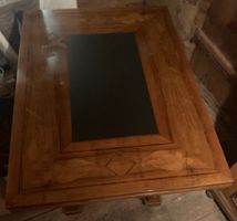 Antiker, sehr schöner Nussbaum-Schiffertisch mit Lackschaden