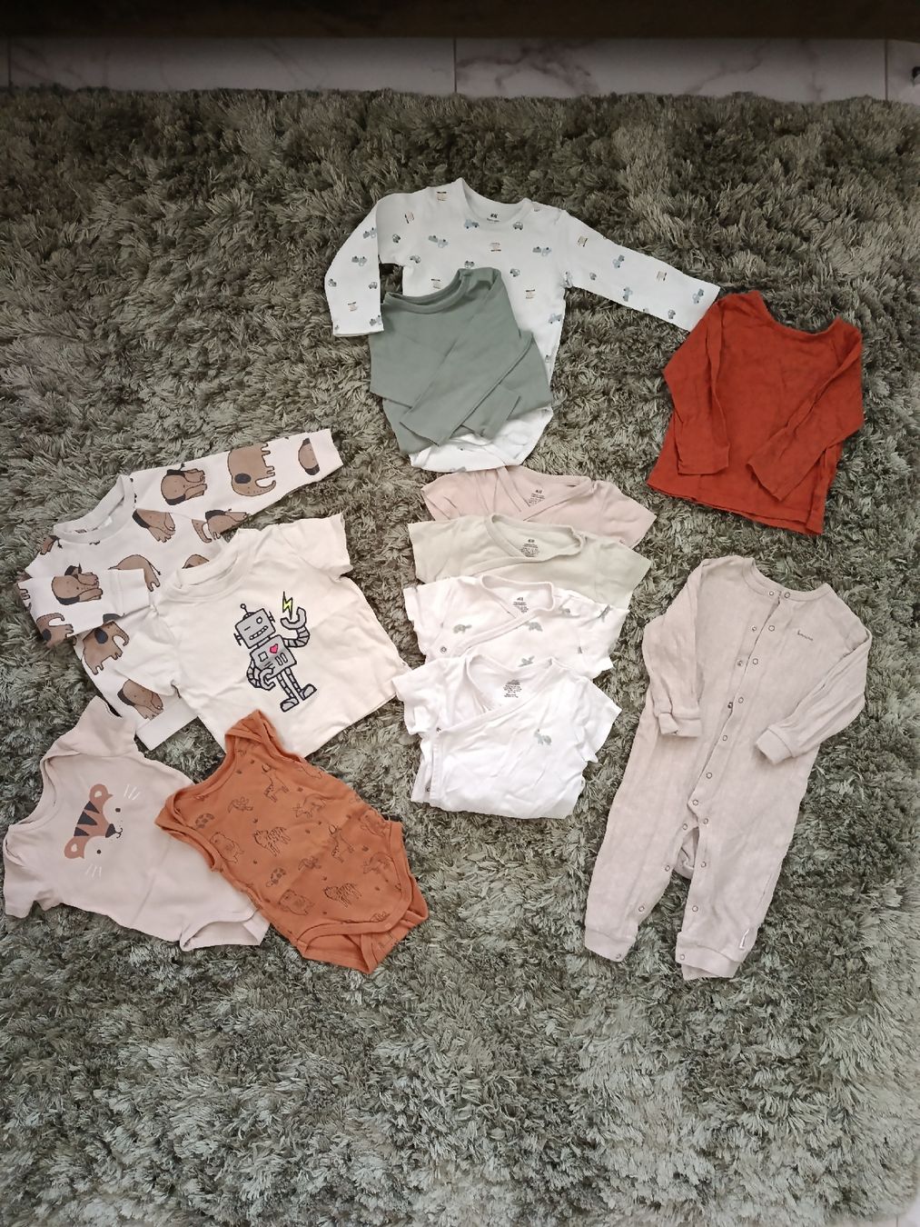 Lotti & Set di vestiti: Baby Kleiderpaket. Oberteile – Usato da Naters venduto da oks_6rfv