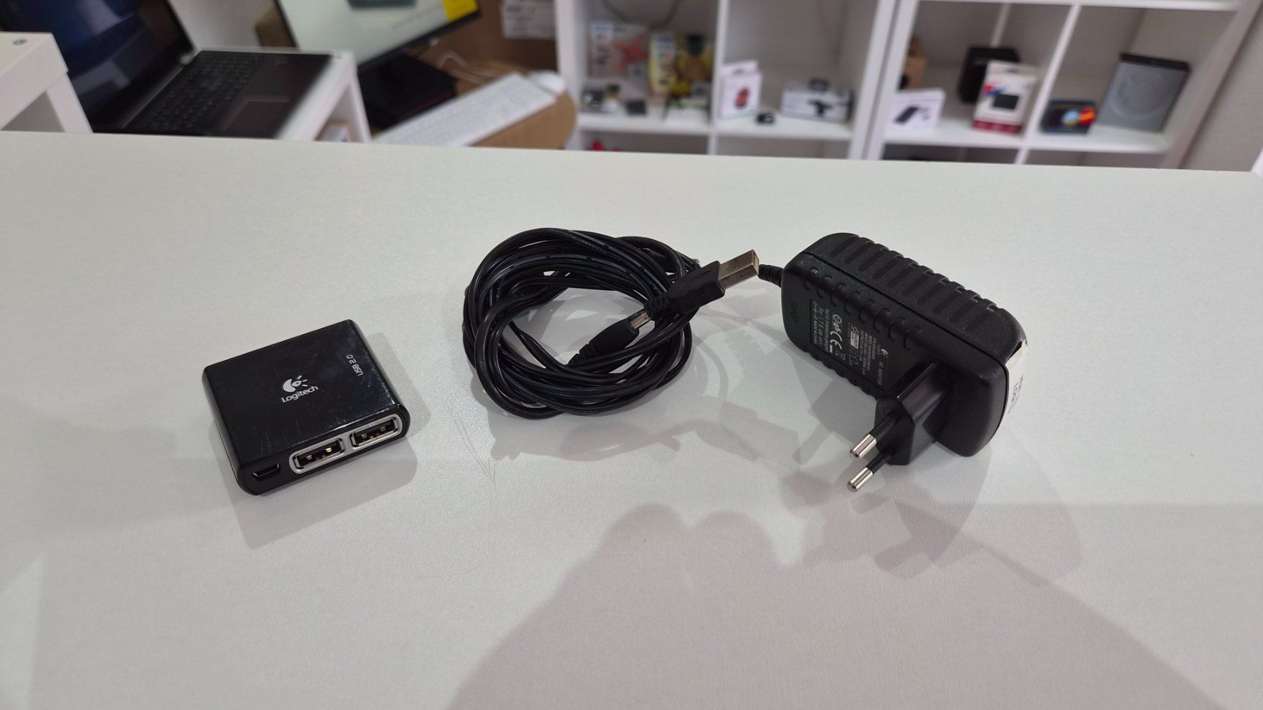 Logitech Hub & Switch: Logitech Premium 4-Port USB 2.0 Powered Hub – Usato da Chatel-St-Denis venduto da Teck7