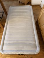 Intex Luftmatratze mit integrierter Pumpe.