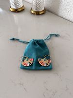 Ohrringe mit bunten Details