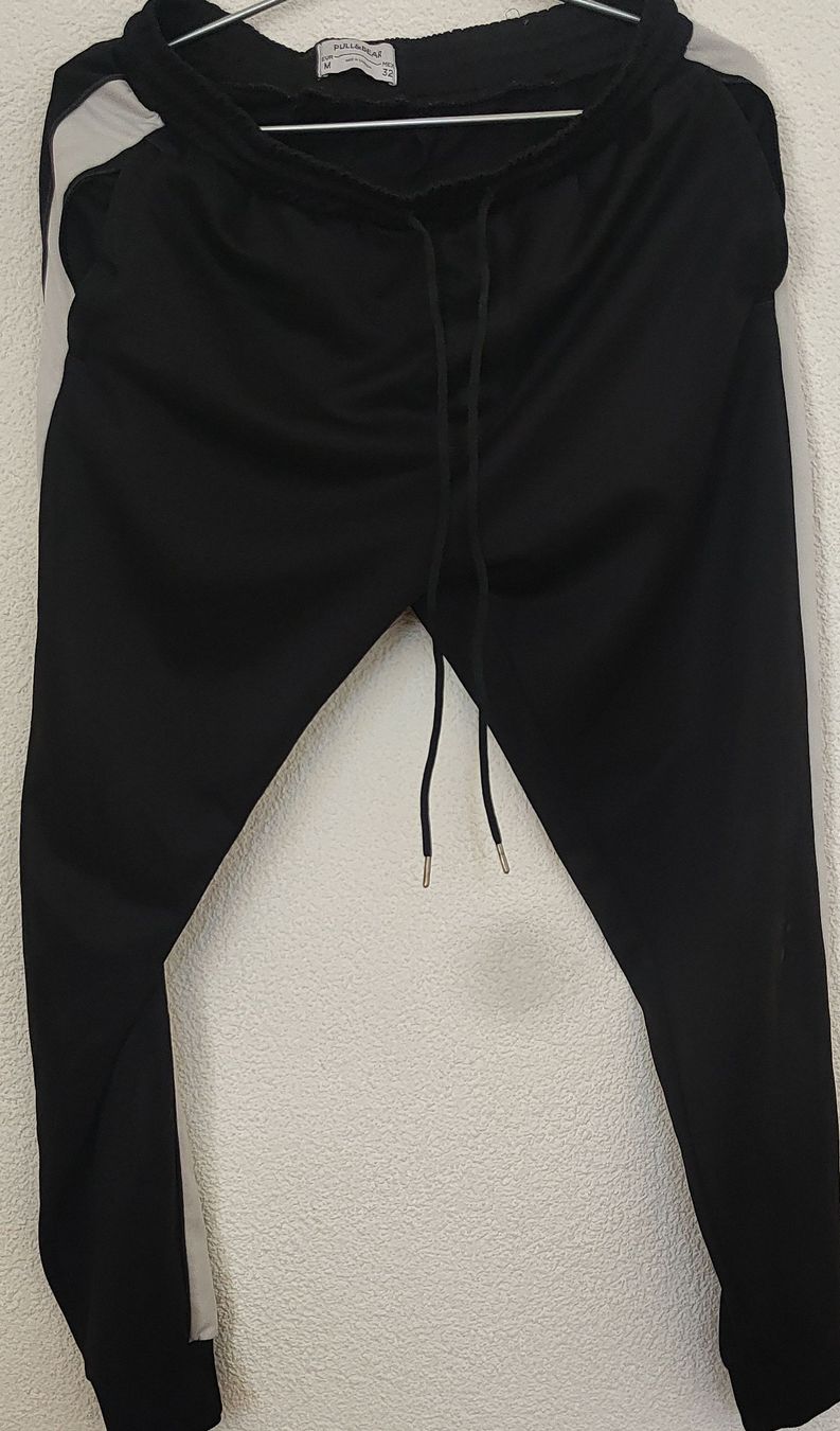 Pull&Bear Pantaloni: Trainingshose Pull&Bear schwarz weiss Grösse M gebraucht – Usato da Niederscherli venduto da lavan1996