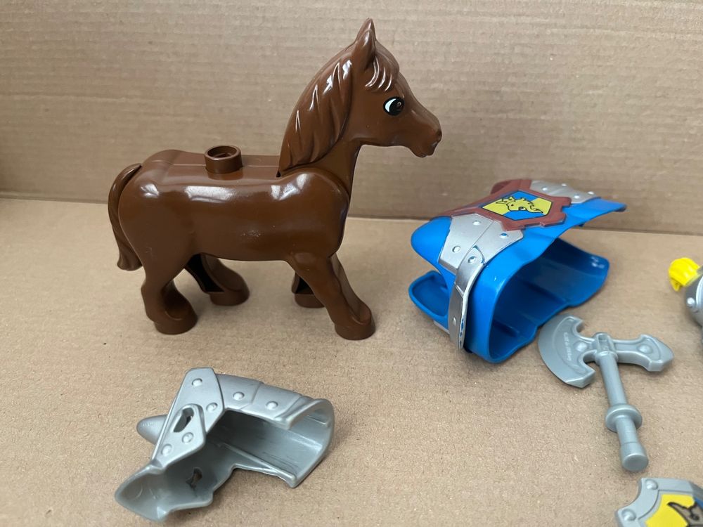 Lego Duplo Figuren Ritter gelb blau mit Pferd zur Ritterburg (Gebraucht ...