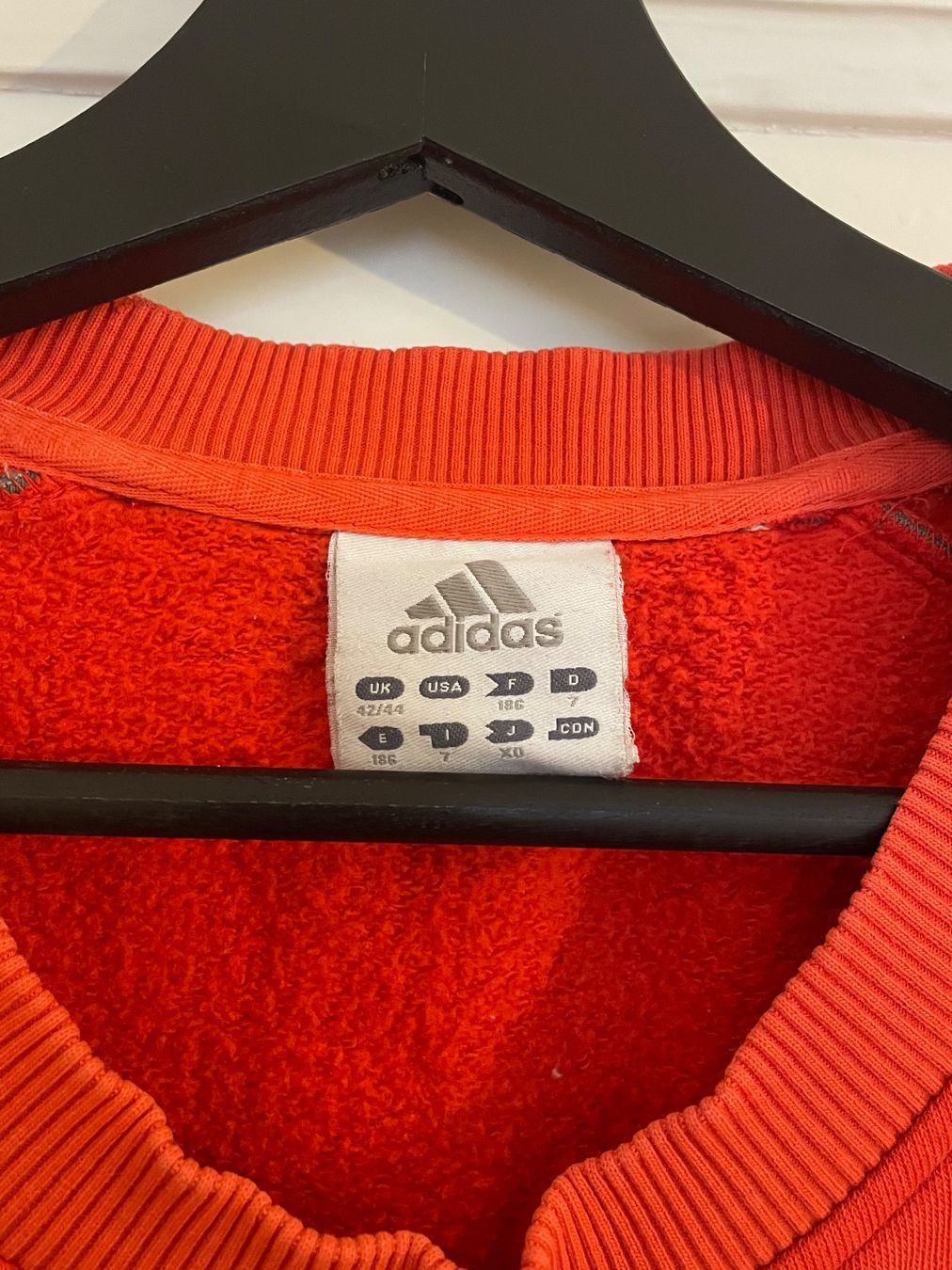 Adidas Pullover & Sweatshirts: Orangener Adidas Pullover mit gesticktem Logo – Gebraucht aus Zürich von luna_anja 3