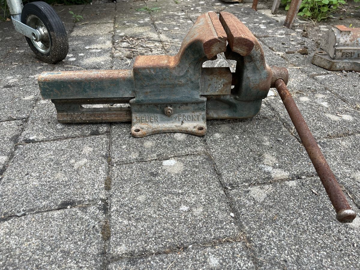 Alle Werkzeuge: Schraubstock HEUER FRONT rostig – Gebraucht aus Tuggen von wir_pds8