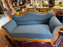 Antikes Sofa im Landhausstil, blauer Stoff, Holzakzent