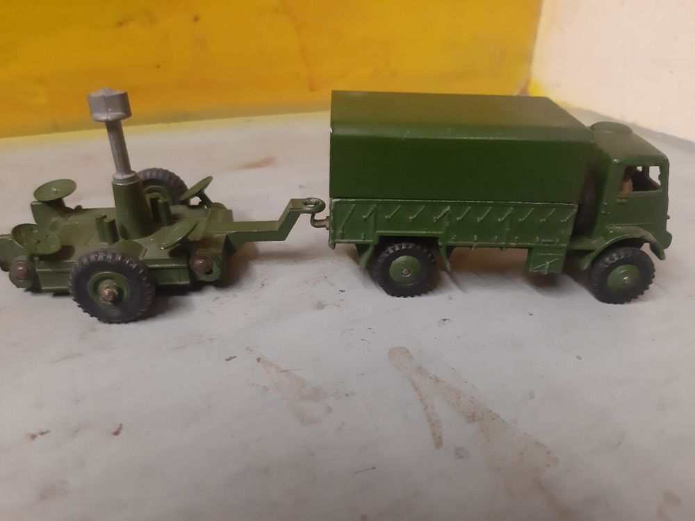 Camion avec plateforme lance-missiles, Dinky 2