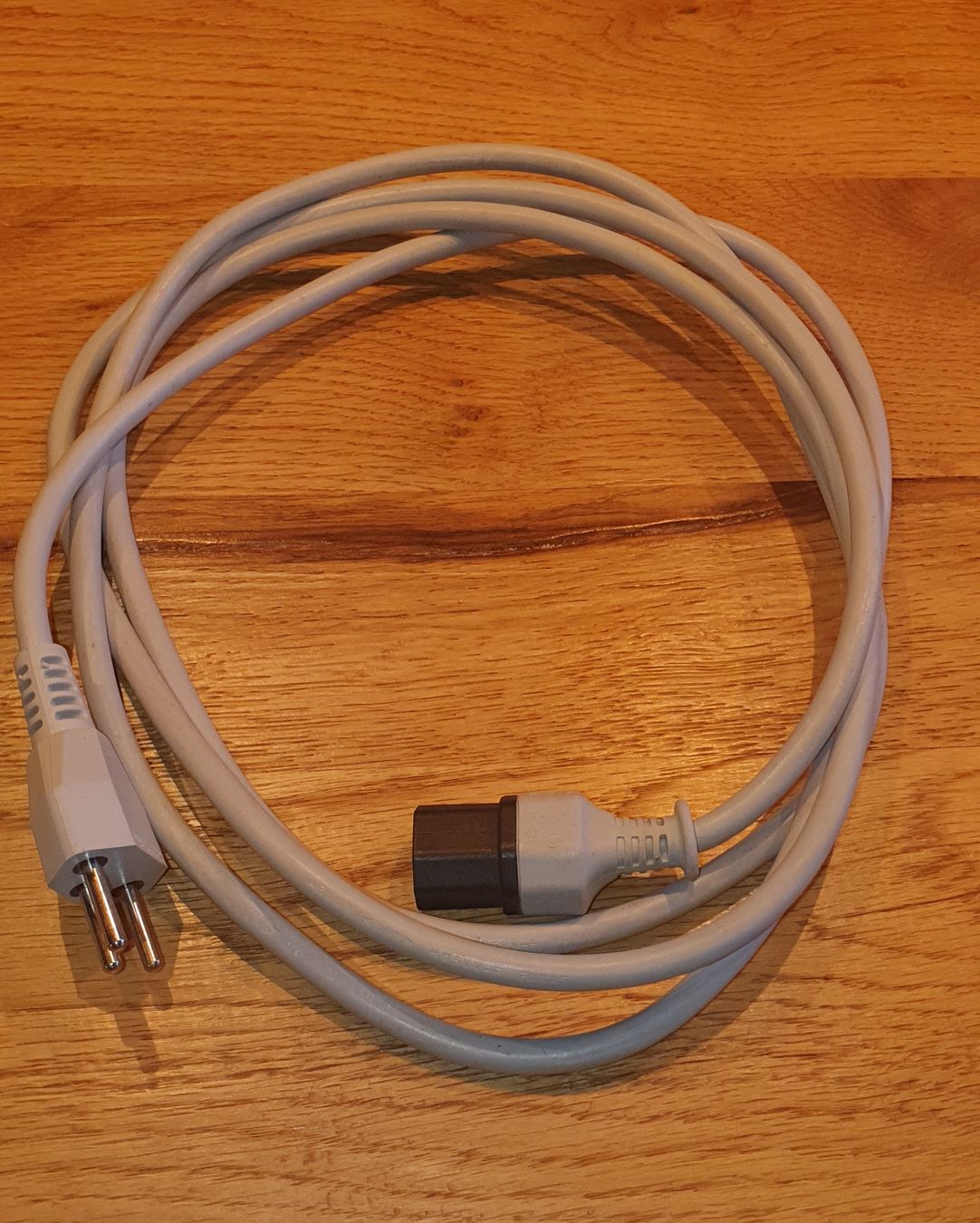 Câbles: Stromkabel mit Stecker und Kupplung grau, 2.5m – D'occasion à Ettenhausen TG par Milchbart1