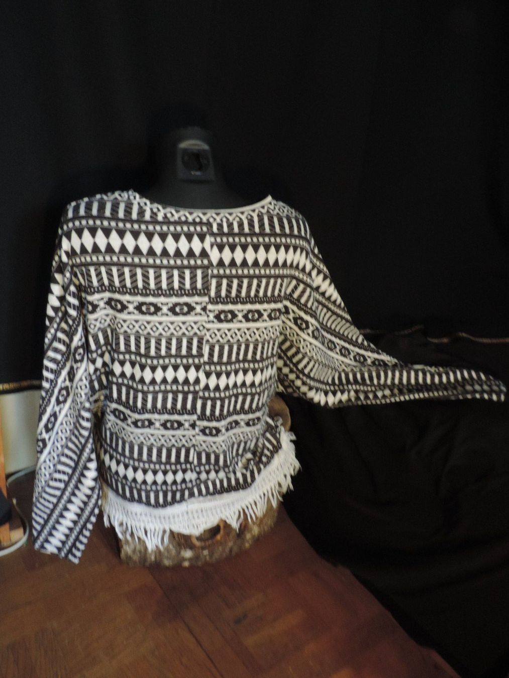 Top: pull léger tribal – Usato da Genève venduto da Axelle333 3