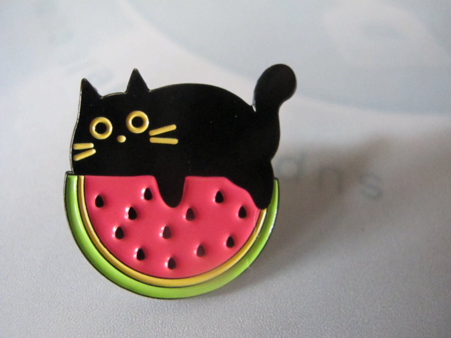 Broches & Aiguilles: Pin: Schwarze Katze auf Wassermelone, neu – Neuf (Voir description) à Löhningen par Chimae67 1