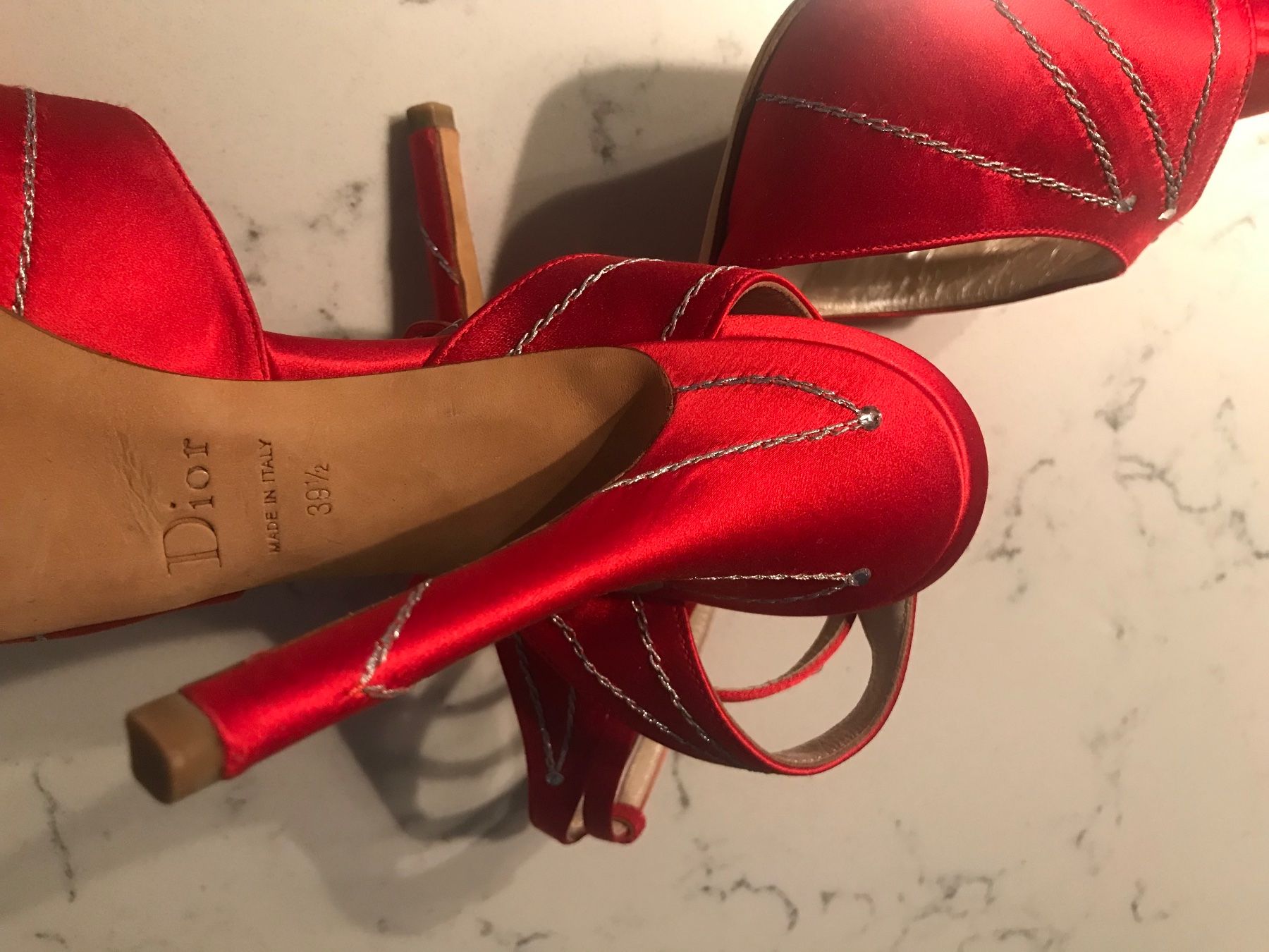 Dior Damenschuhe: Christian Dior red satin evening sandals – Gebraucht aus Biel/Bienne von zit_v5yc 9
