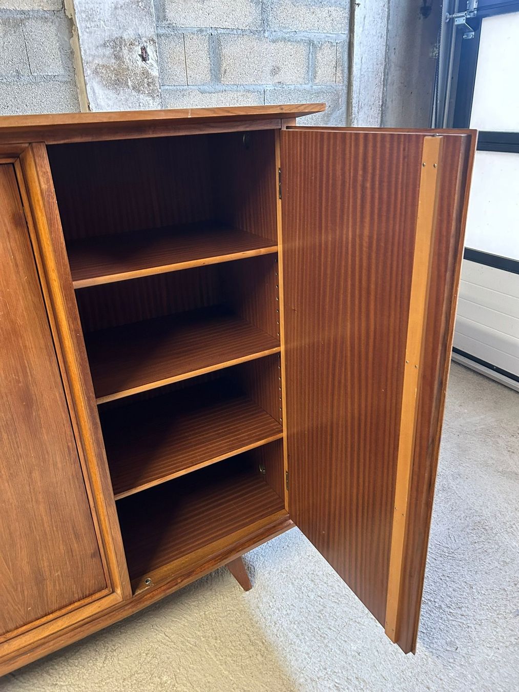 Credenze: Buffet vintage en bois massif – Usato da Echallens venduto da VintageMann 5