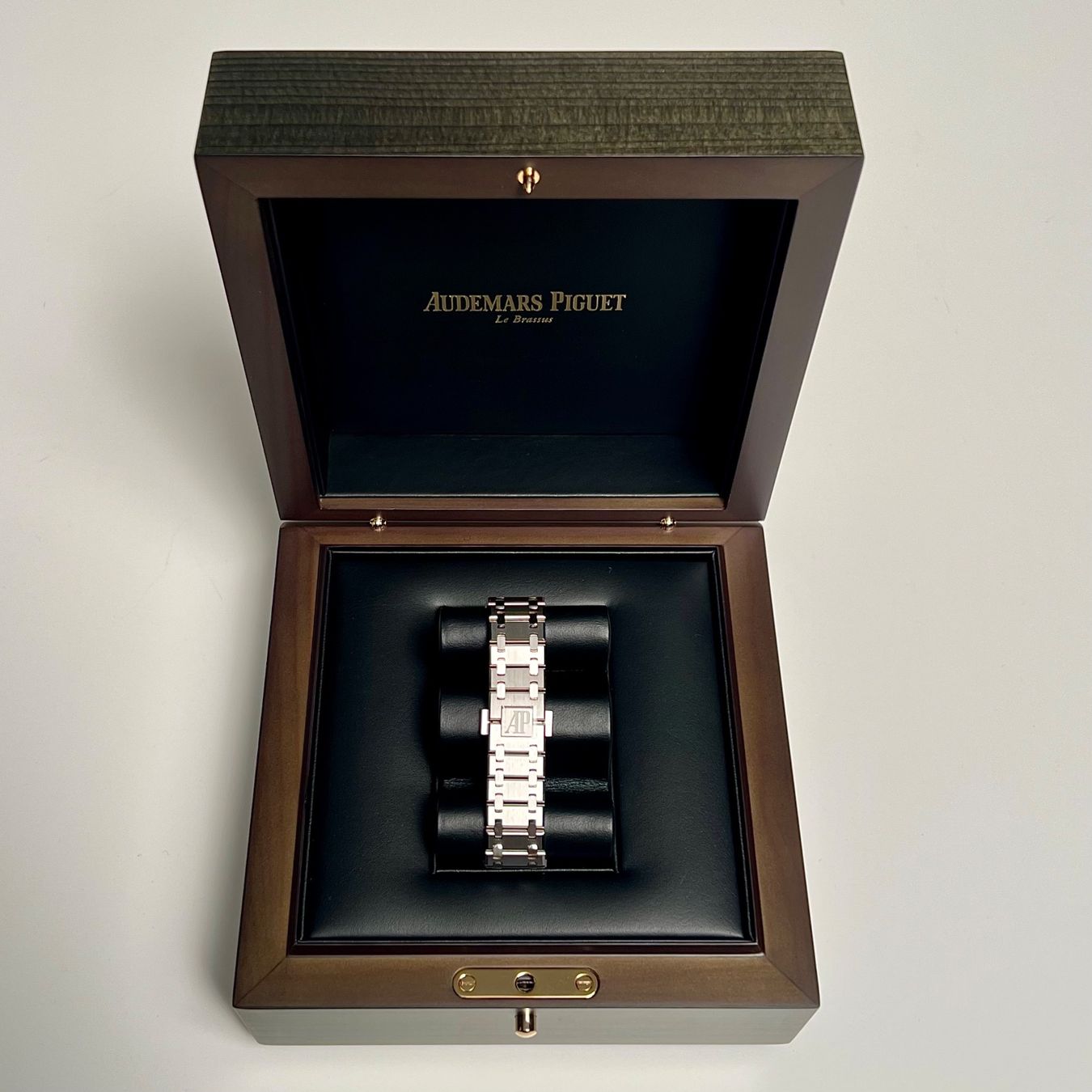 Audemars Piguet Uhren: Audemars Piguet Royal Oak Jumbo Extra-Thin Full set 2025 – Neu und originalverpackt aus Grand-Lancy von Zephyr.26 7