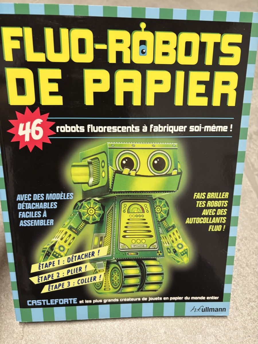 Kit bricolage: Livre Fluo Robots de papier bricolage à assembler – Usato da Salvenach venduto da gwenwywar