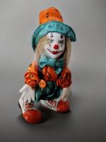 Clown-Figur mit Hut und Kleidung, Sammlerfigur