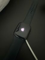 Apple Watch mit schwarzem Sportarmband