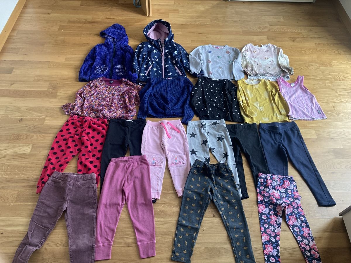 Lotti & Set di vestiti: Kinderkleiderpaket Mädchen Grösse 98/104 – Usato da Staad SG venduto da gab_7dr9