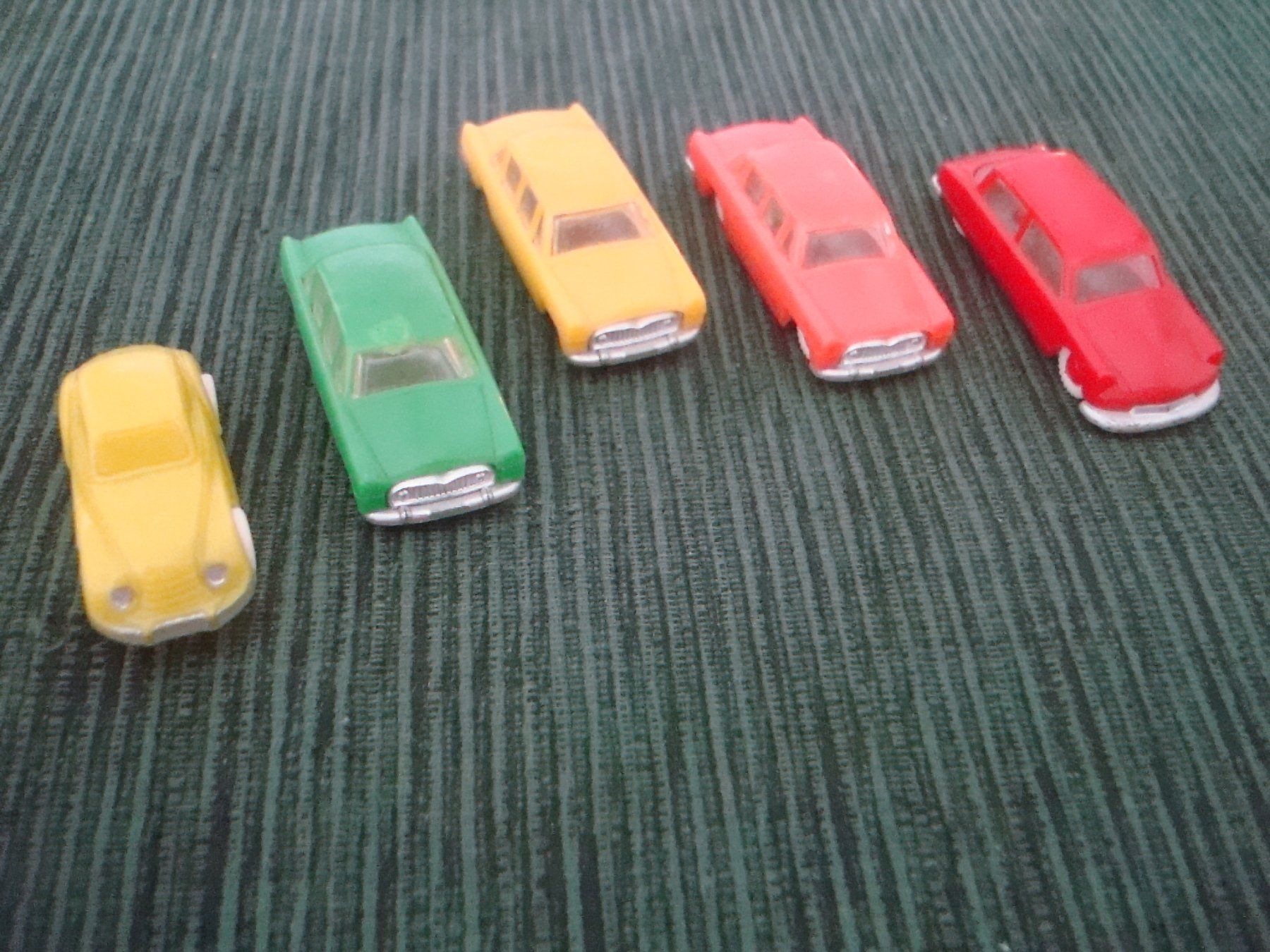 Modellautos: 5 Modellautos - Plastik - Groschen Autos – Gebraucht aus Neuenegg von flohcante