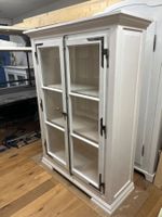 Schöner Vitrinenschrank Landhausstil mit antikem Fenster