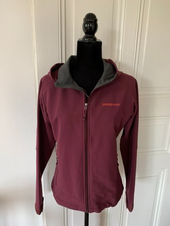PATAGONIA: Herrlich bordeauxrote Langarm-Jacke mit Kapuze, S