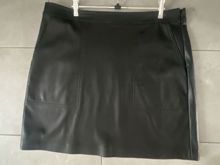 Jupe courte noire simili cuir