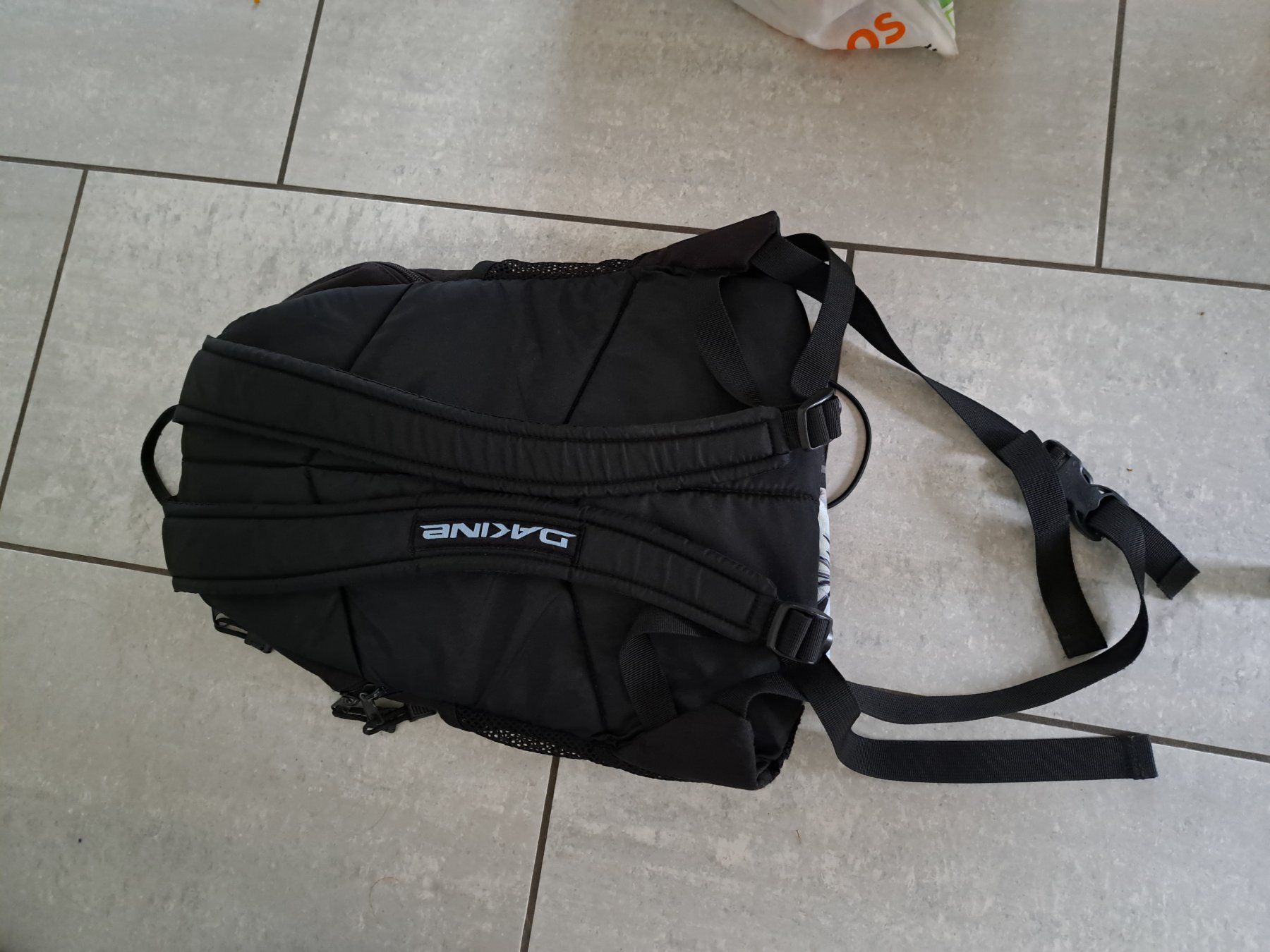 Dakine Rucksäcke: Dakine Rucksack schwarz mit Blumen – Gebraucht aus Killwangen von  1