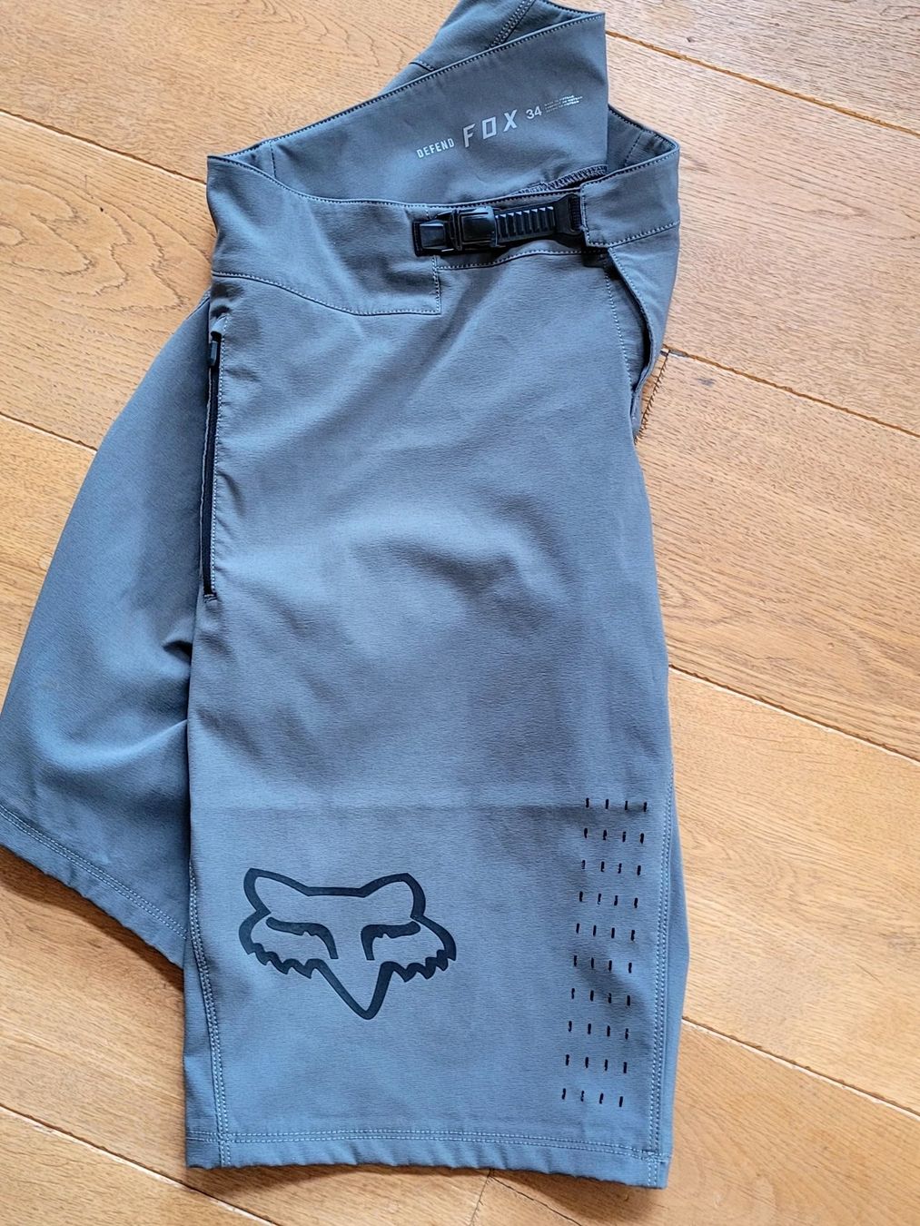 Fox Hosen: Bike Shorts Devend Fox Männer Grösse 34  oder L oder 52 – Gebraucht aus brülisau von nussgipfel02 4