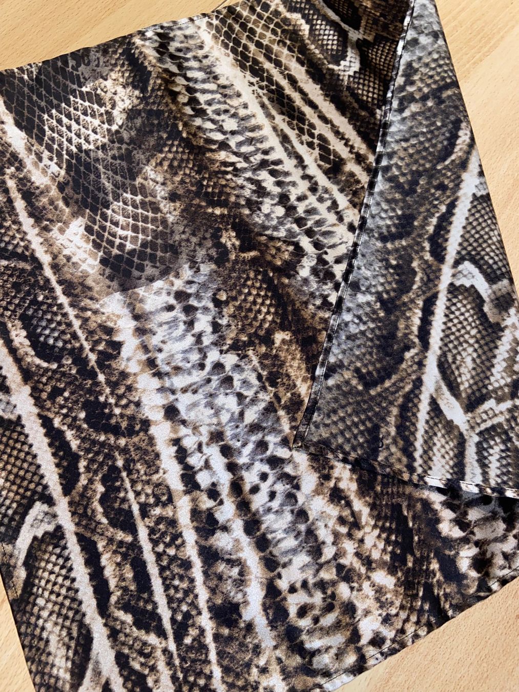 Foulard & Sciarpe: Carré De Soie/Foulard Imprimé Python 45 – Nuovo (secondo la descrizione) da Les Breuleux venduto da Ljldm01
