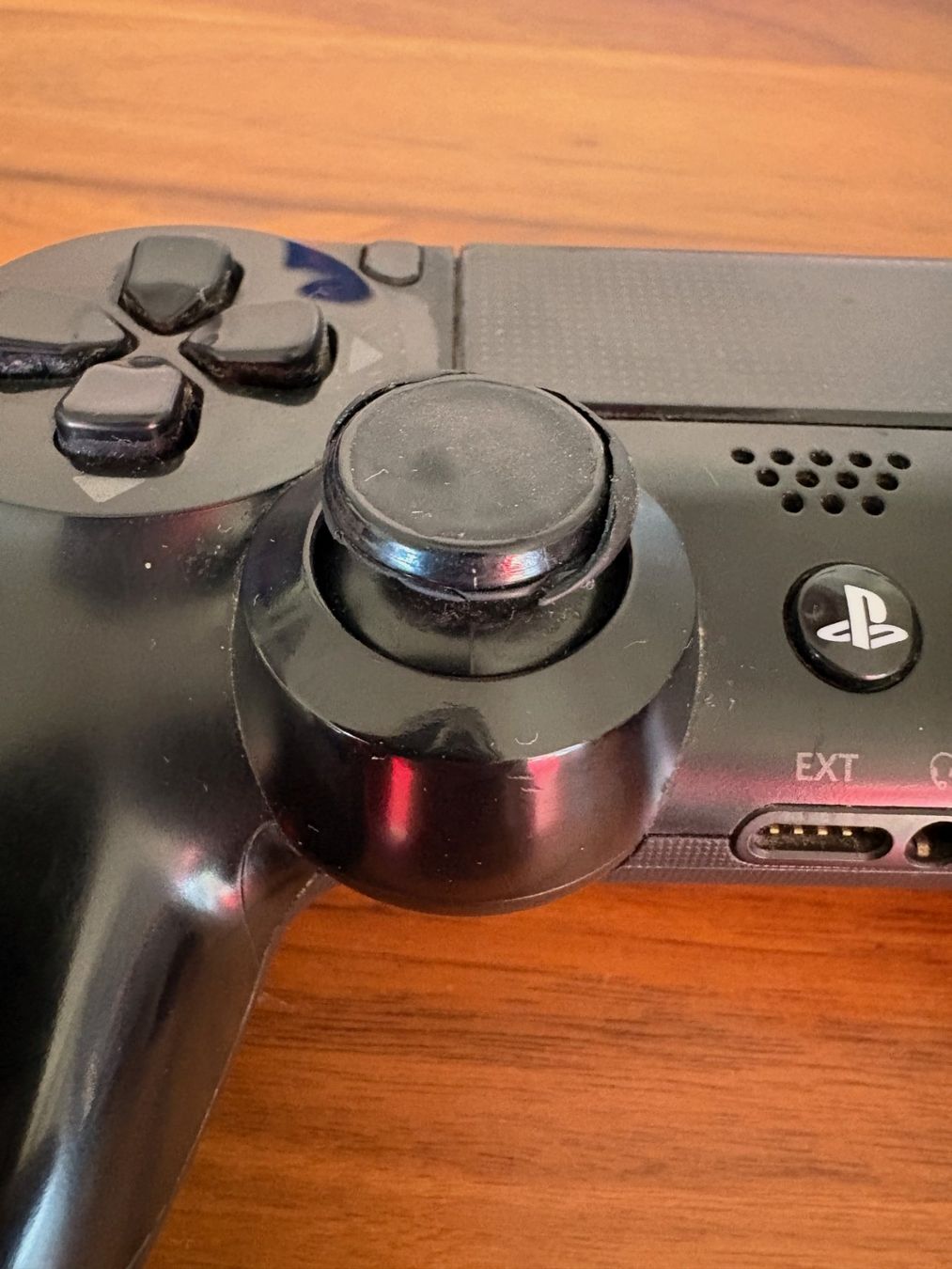 Sony Consoles: Sony PlayStation 4 Konsole mit 2 Controllern – D'occasion à Basel par Cocontrolleur 5