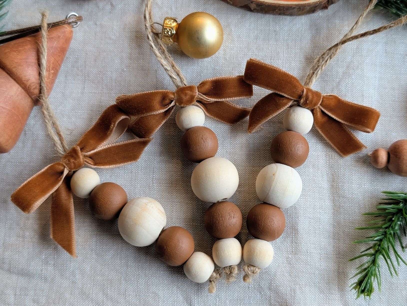 Tutte le decorazioni: Hand Painted Wooden Christmas Ornaments Set,  Rustic Charm – Nuovo e nell'imballaggio originale da Winterthur venduto da LaVieColor 1