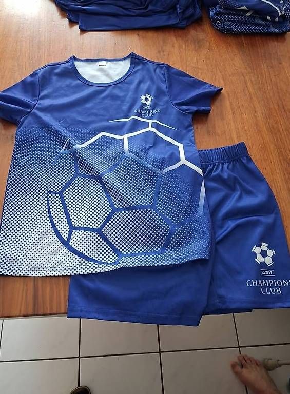 Scarpe, pantaloni & magliette da ginnastica: Fussballdress – Usato da Mels venduto da Sb83