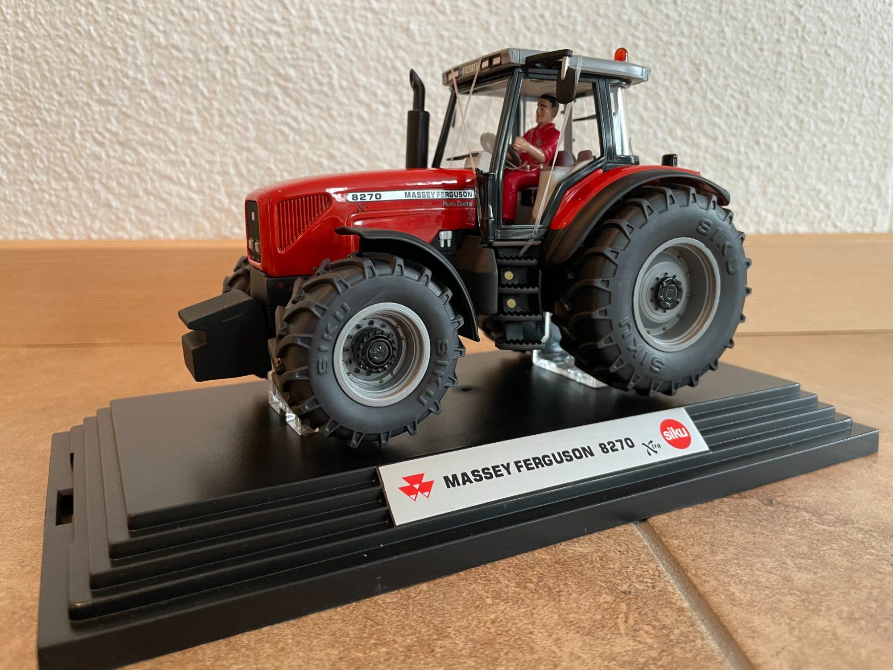 Massey Ferguson Trattori: SIKU Massey Ferguson 8270 Xtra – Nuovo e nell'imballaggio originale da Kreuzlingen venduto da Stefan1150