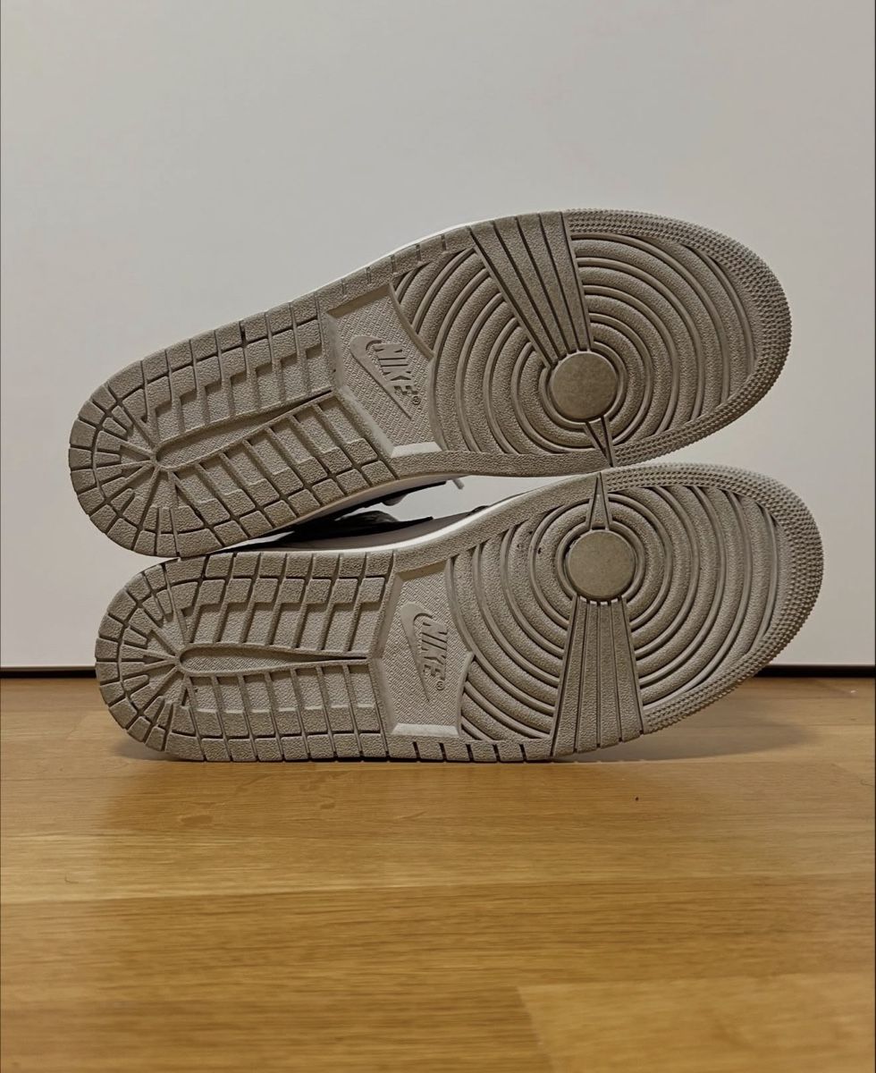 Jordan Scarpe da uomo: Jordan 1 High "White Cement" – Usato da Basel venduto da Kevinbuckcards 3