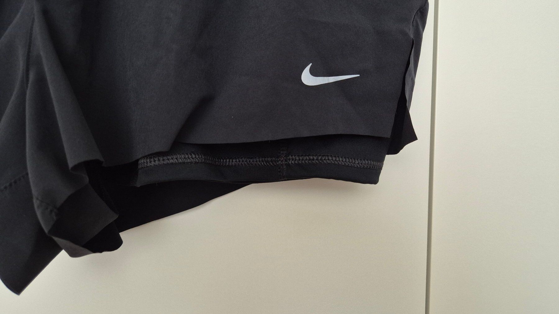 Peak Performance Pantaloni: NIKE Performance 2-in-1 Shorts, schwarz, L – Nuovo (secondo la descrizione) da Münchenstein venduto da Trinity 1