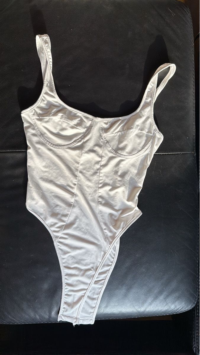Tops: Lightweight white body, M  – D'occasion à St-Gingolph par Ynatka